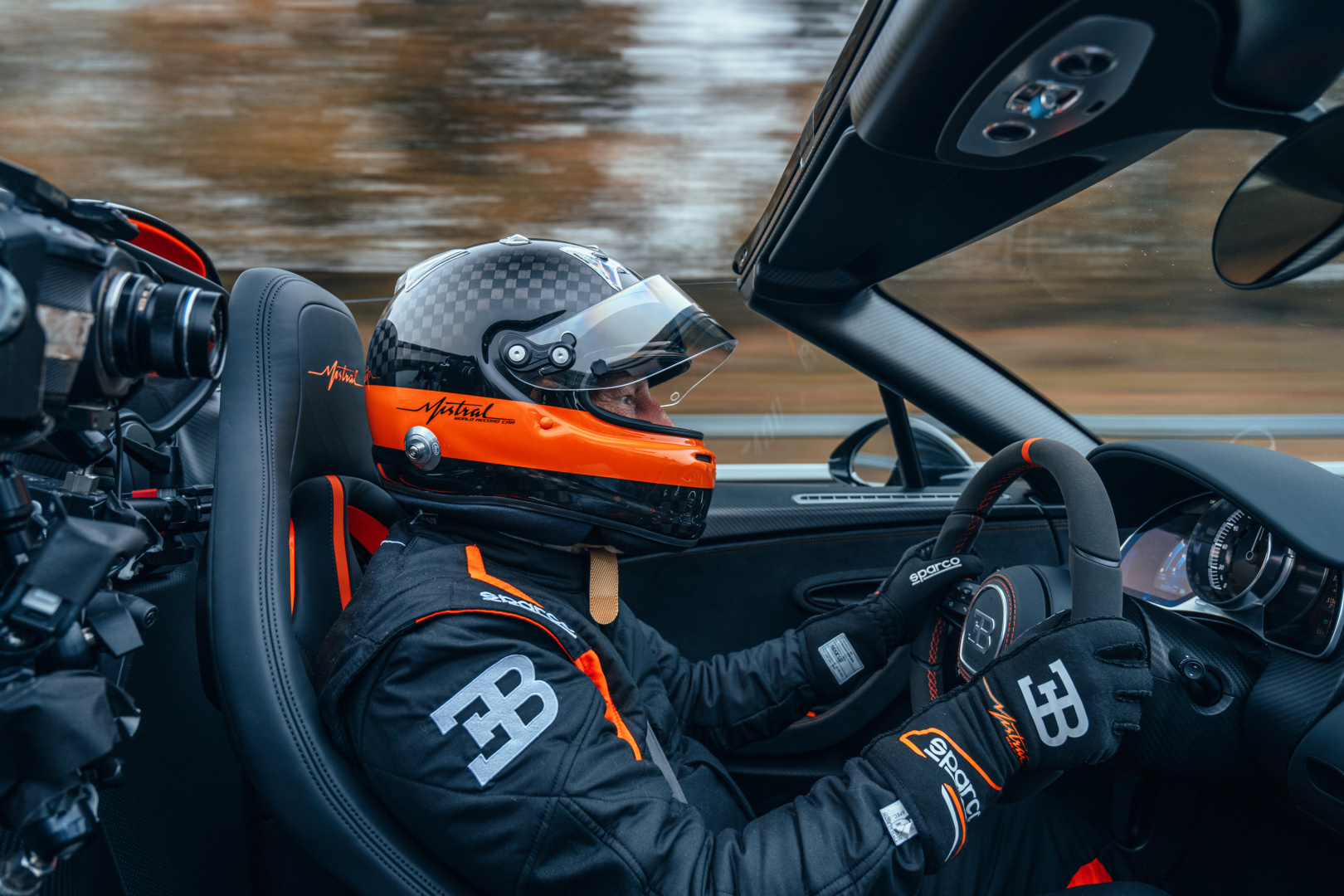 SMALL_13 BUGATTI W16 Mistral World Record